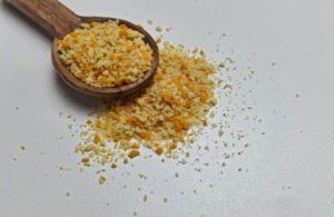 La chapelure japonaise (style panko) est fabriquée sans huile et se présente sous forme de flocons grossiers et aérés. Contrairement à la chapelure traditionnelle fine et compacte, le panko se présente sous forme de particules irrégulières et légères.