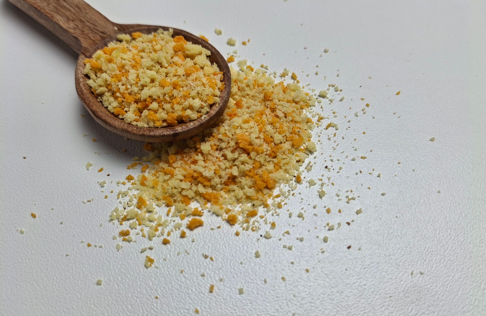 La chapelure japonaise (style panko) est fabriquée sans huile et se présente sous forme de flocons grossiers et aérés. Contrairement à la chapelure traditionnelle fine et compacte, le panko se présente sous forme de particules irrégulières et légères.